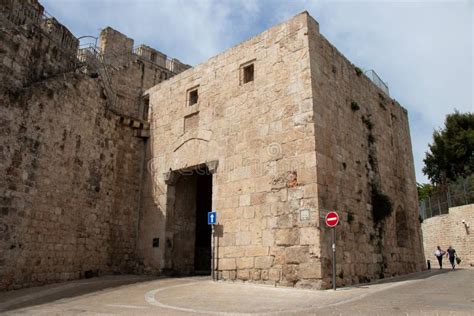  Zion Gate Une Melodia Mística Que Te Transportará a un Oasis de Paz Interior